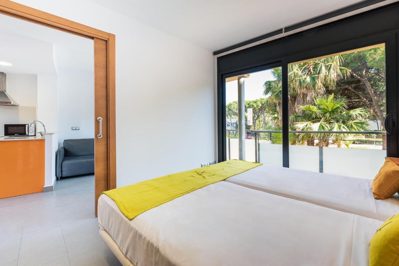 Aparthotel Las Palmeras Castelldefels Ngoại thất bức ảnh