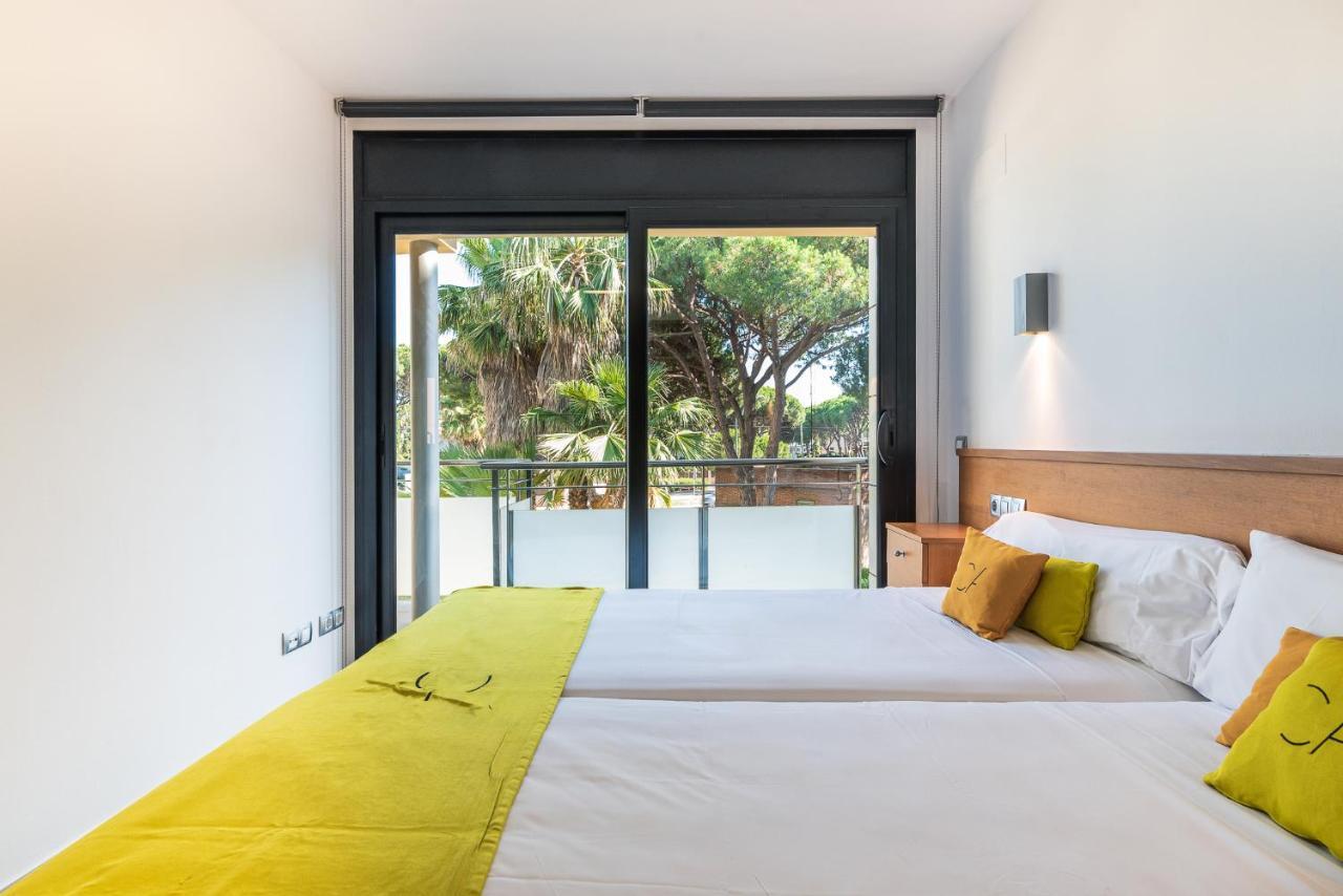 Aparthotel Las Palmeras Castelldefels Ngoại thất bức ảnh
