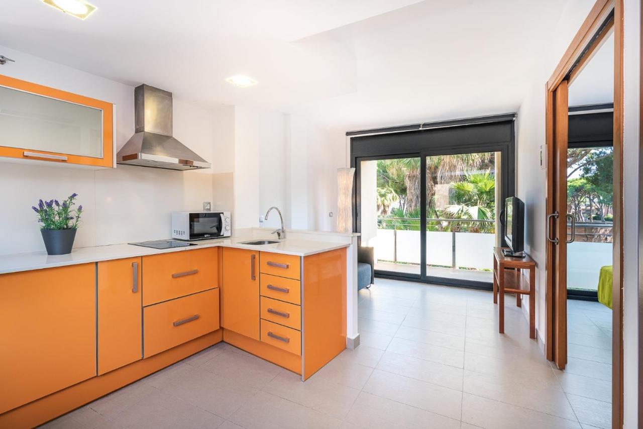 Aparthotel Las Palmeras Castelldefels Ngoại thất bức ảnh