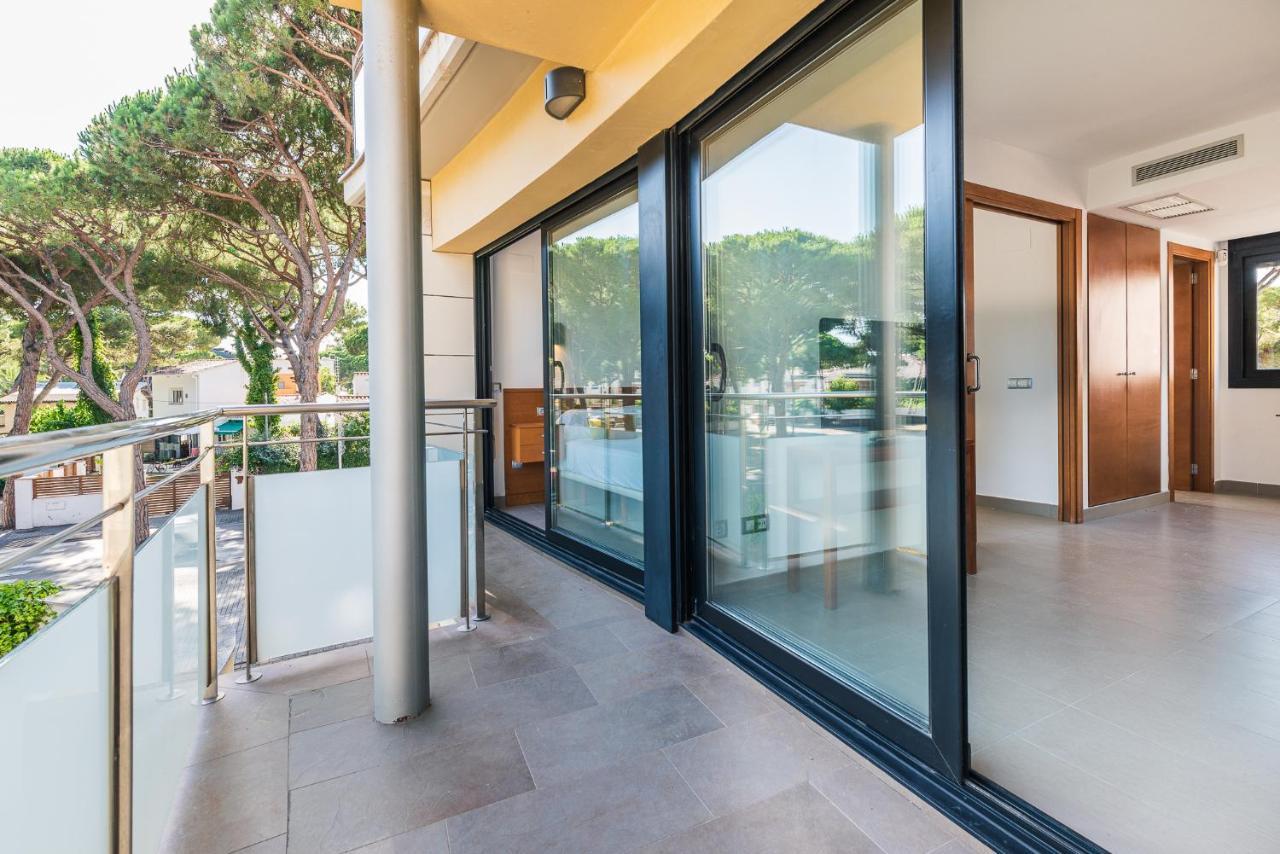 Aparthotel Las Palmeras Castelldefels Ngoại thất bức ảnh