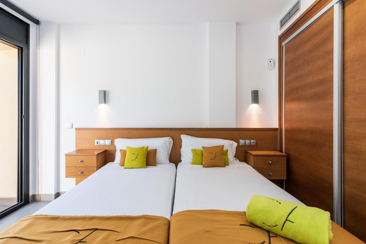 Aparthotel Las Palmeras Castelldefels Ngoại thất bức ảnh