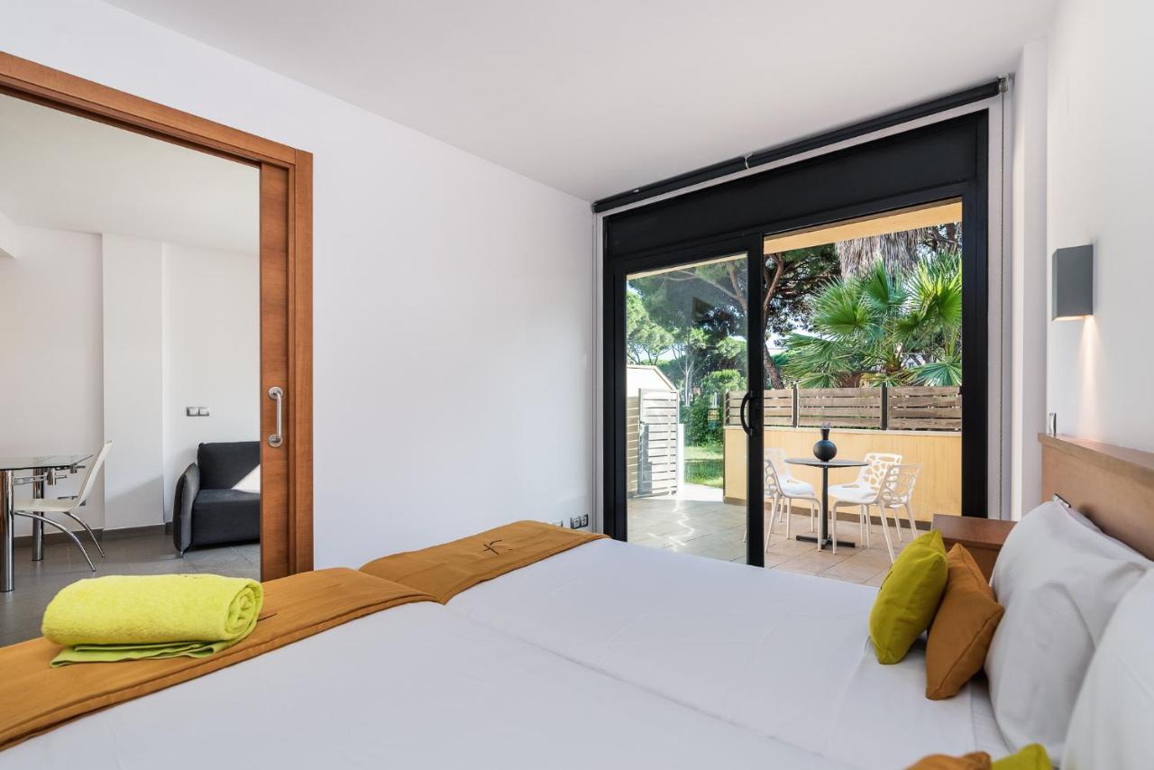 Aparthotel Las Palmeras Castelldefels Ngoại thất bức ảnh