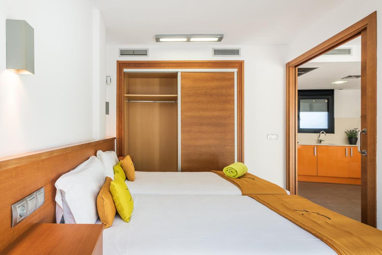 Aparthotel Las Palmeras Castelldefels Ngoại thất bức ảnh