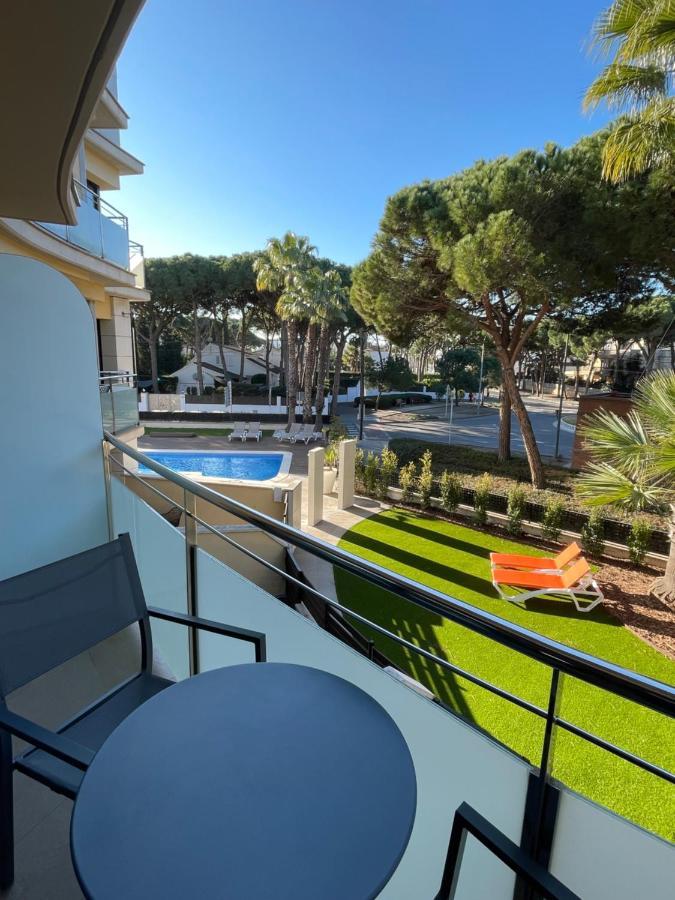 Aparthotel Las Palmeras Castelldefels Ngoại thất bức ảnh