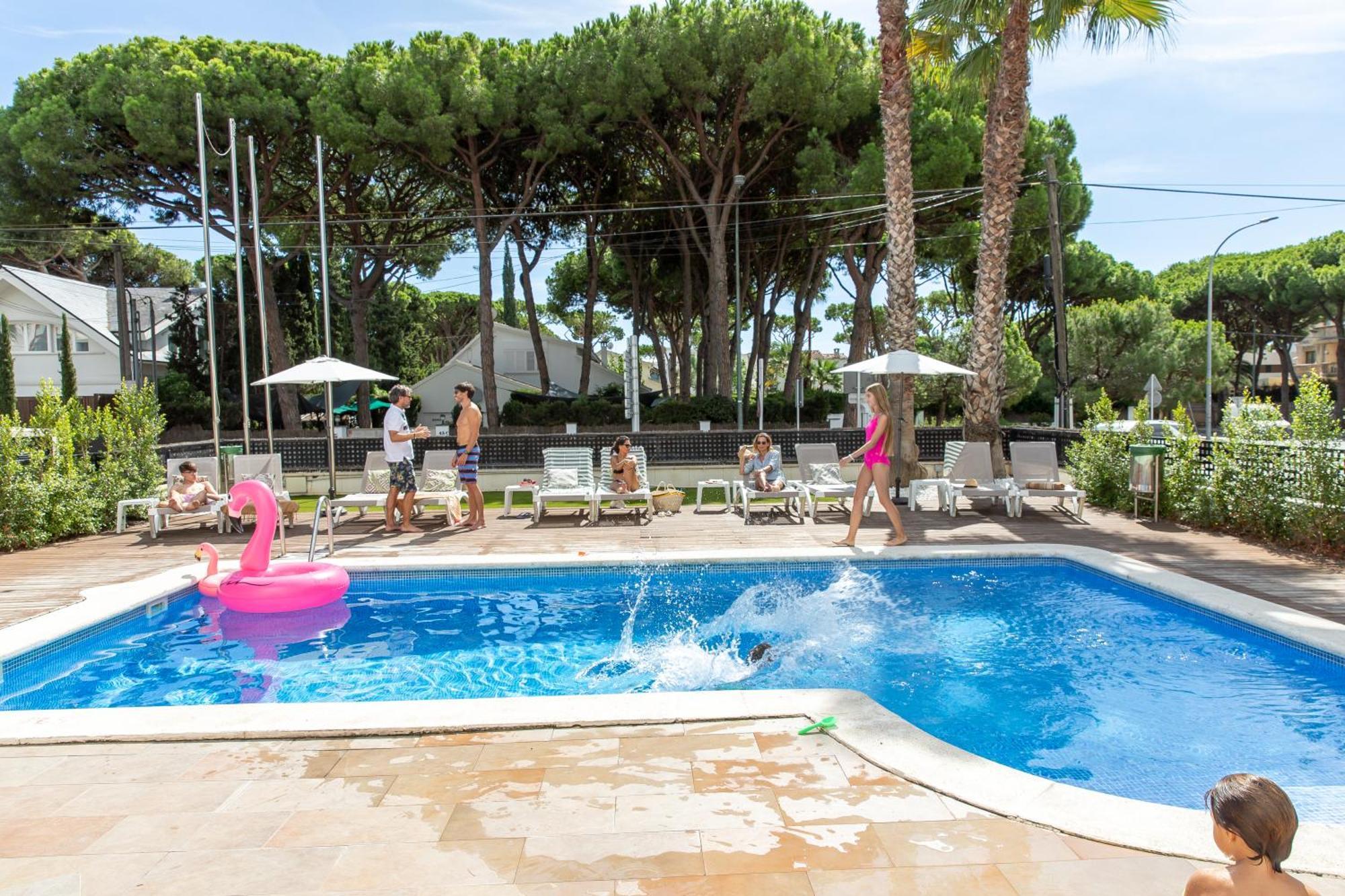 Aparthotel Las Palmeras Castelldefels Ngoại thất bức ảnh