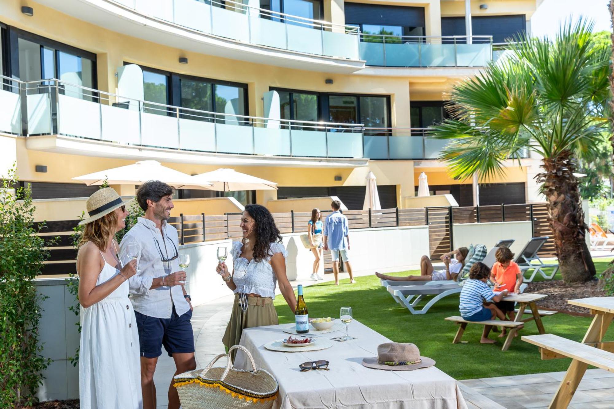 Aparthotel Las Palmeras Castelldefels Ngoại thất bức ảnh