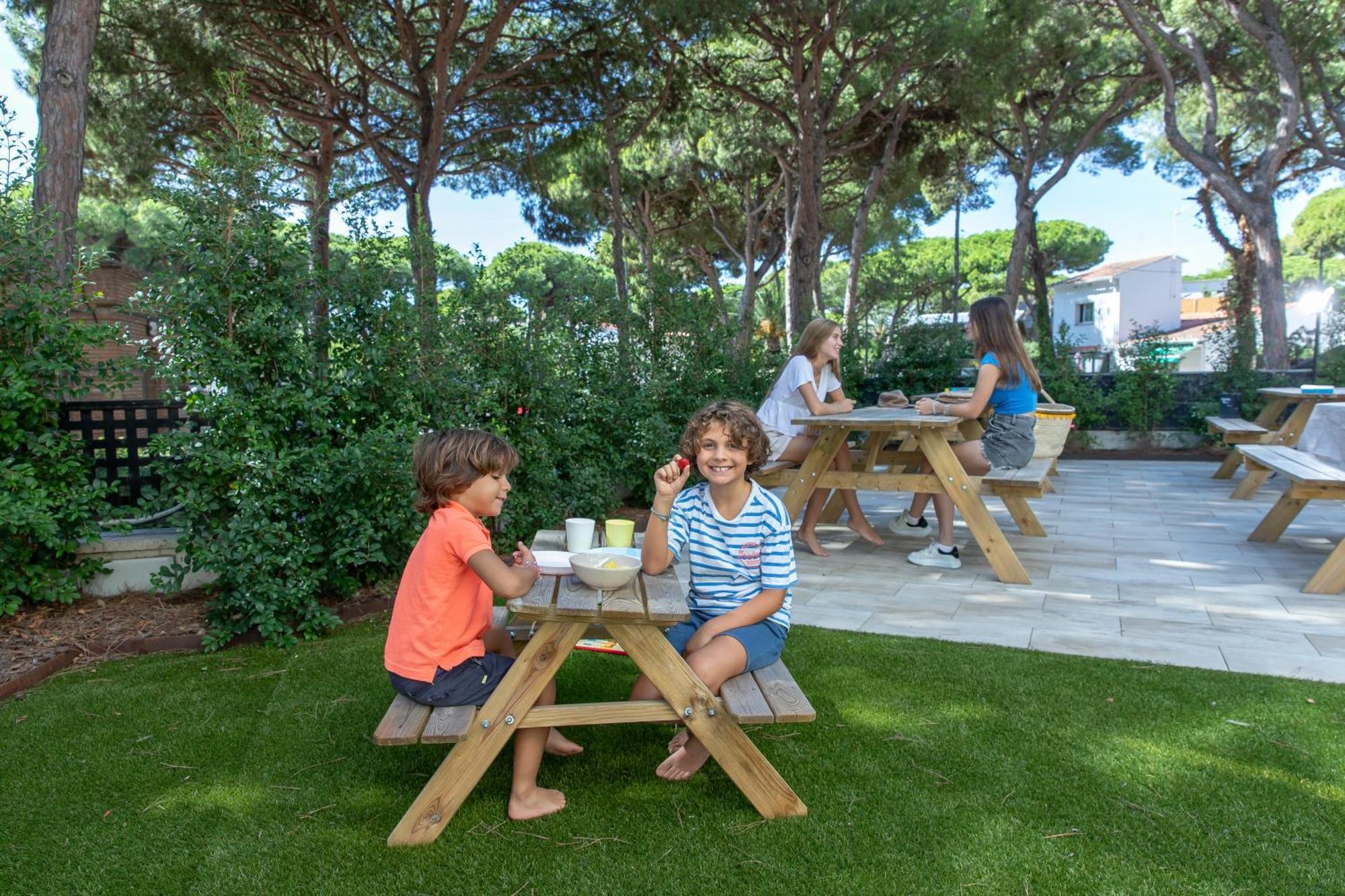 Aparthotel Las Palmeras Castelldefels Ngoại thất bức ảnh